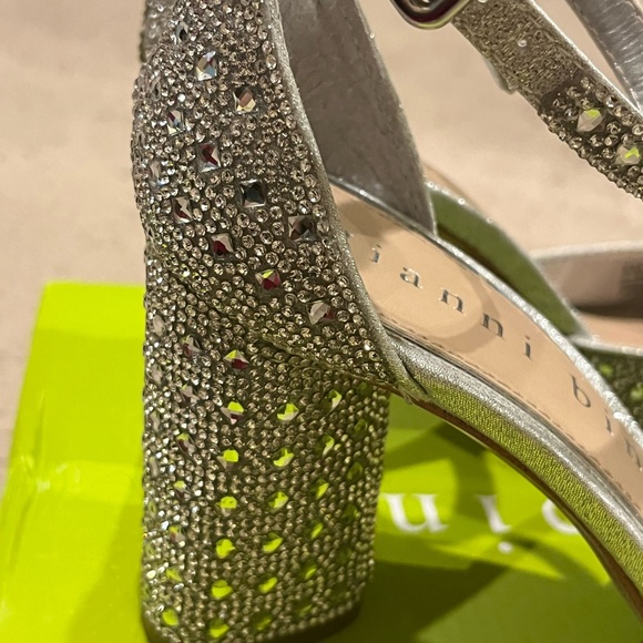 Gianni Bini size 6 silver formal shoes - Picture 6 of 15